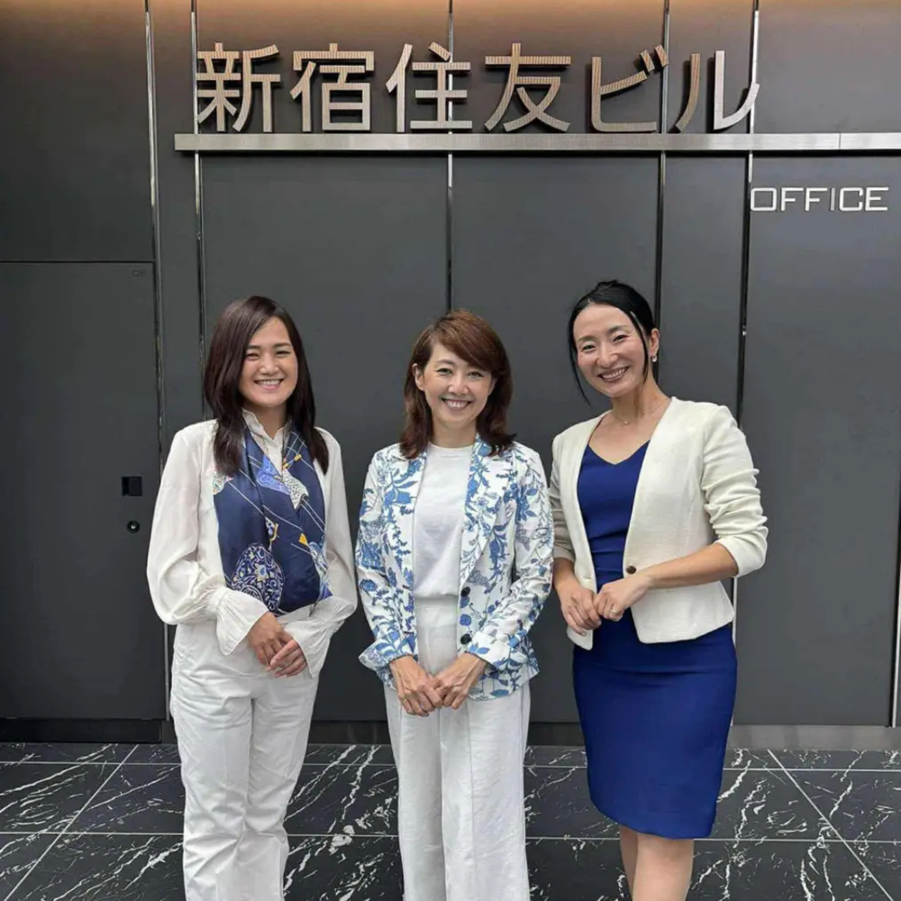 新宿住友ビル前で撮影された3名の集合写真。FEA公式の情報交換会レポートより